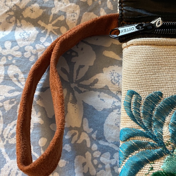 Embroidered clutch - Picture 3 of 3